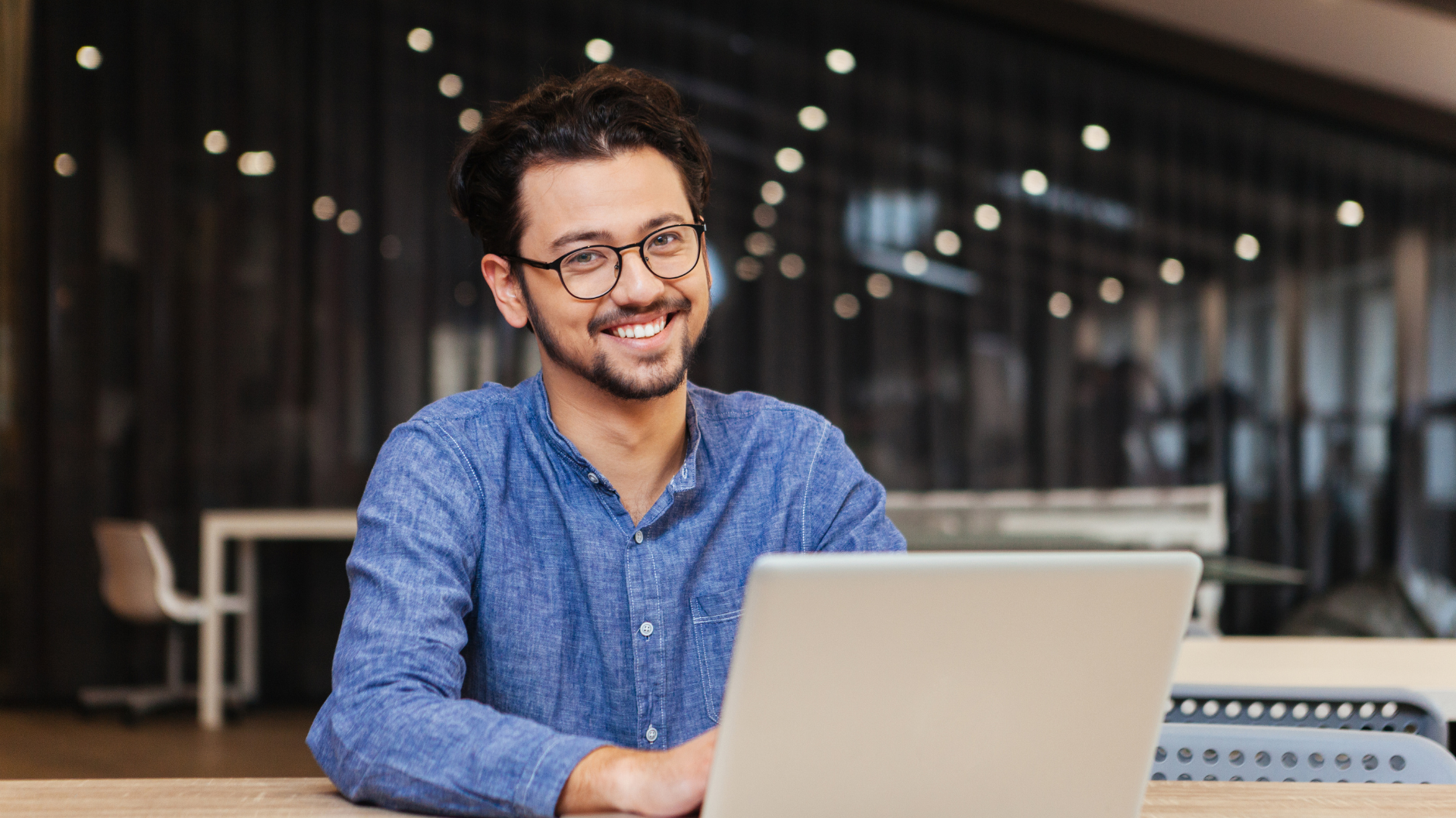 Coach professionnel souriant prêt à accompagner ses clients en visioconférence