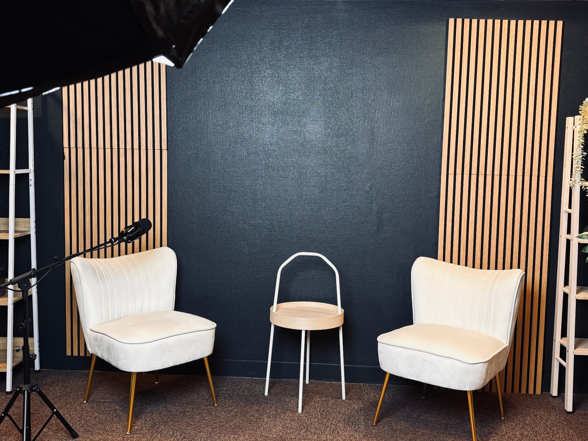 Canapé blanc avec microphone suspendu